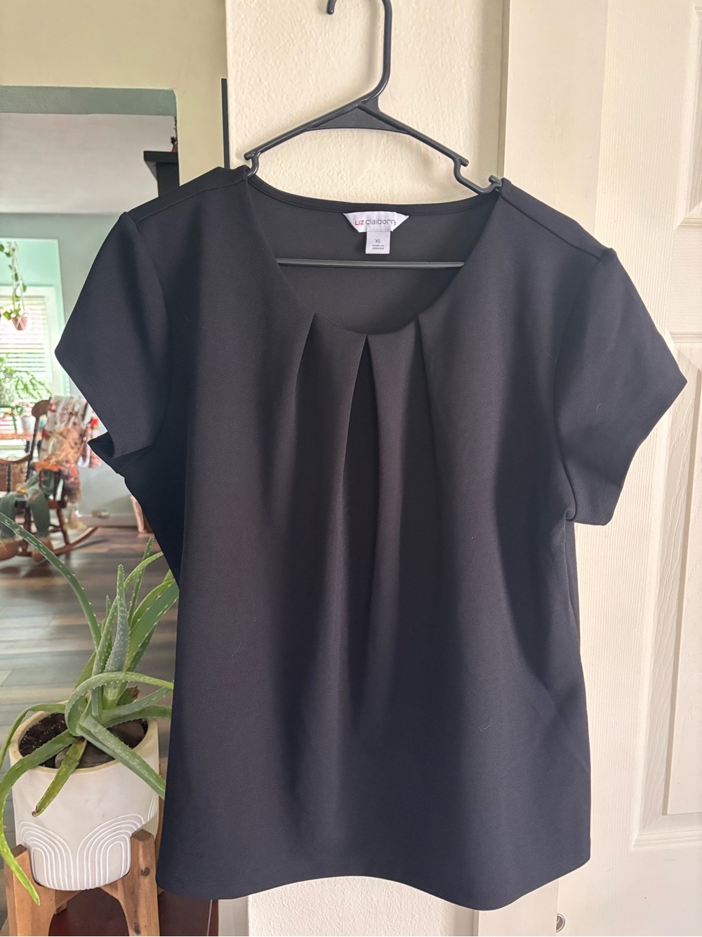 Liz Claiborne Black Short Sleeve Pleated Front Top